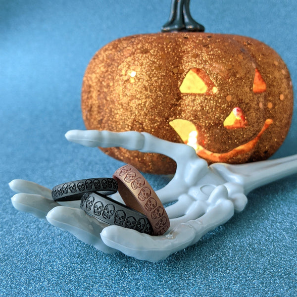 Skulls Silicone Ring - Custom Engraved Arc 4mm or 6mm Band - Knot Theory